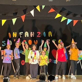 I genitori salgono sul palco per la recita di fine anno: a Collegno va in scena &quot;Il Bosco che corre&quot;