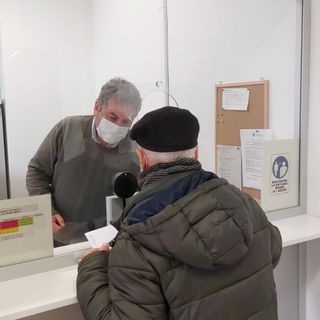 due persone allo sportello