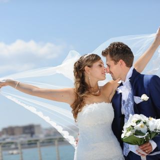 Colpo di scena alla fine dello spettacolo a teatro: sale sul palco e chiede alla fidanzata di sposarlo Colpo di scena alla fine dello spettacolo a teatro: sale sul palco e chiede alla fidanzata di sposarlo