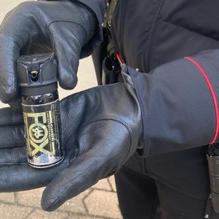 Truffatore diciassettenne aggredisce i carabinieri con lo spray urticante: ecco dove è successo