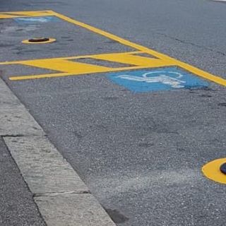 La Torino che non rispetta i disabili: nel 2022 ben 15 multe al giorno ad auto e moto sui parcheggi riservati