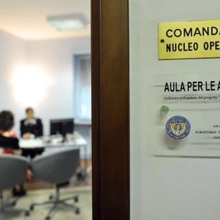 Giornata contro la violenza sulle donne, le caserme dei carabinieri illuminano la &quot;Stanza tutta per sé&quot;