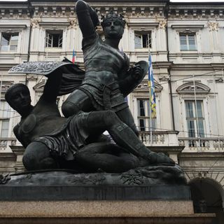 la statua del Conte Verde davanti al Comune