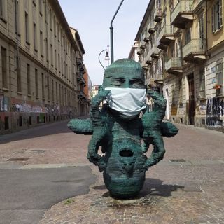 Il mistero della mascherina sulla scultura “Eco” davanti a Palazzo Nuovo