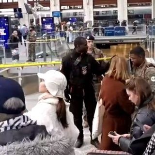 Tre persone accoltellate alla stazione di Parigi, è un maliano residente nel Torinese l'attentatore