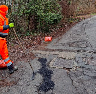 Manutenzione strade: partiti i lavori per coprire crepe e buche in strada Santa Lucia