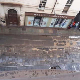 Manutenzione strade: lastroni dissestati e segnaletica danneggiata in via Accademia Albertina