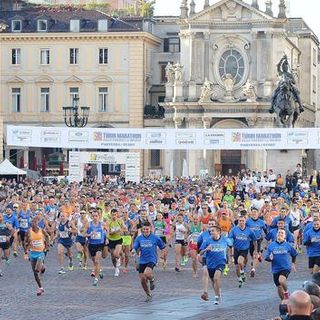 Oggi la città si mette a correre, oppure si arma di pazienza: è la Stratorino