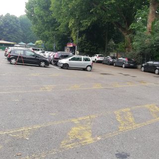 Strisce blu anche davanti all'ex zoo di Torino: Borgo Po perde i suoi parcheggi gratuiti