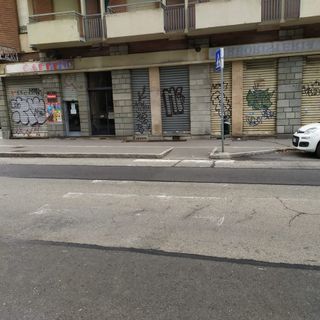 Strisce pedonali sbiadite, attraversamenti pericolosi in zona Aurora
