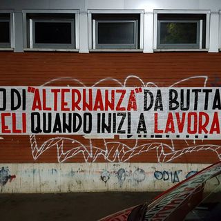 Ancora uno striscione di Blocco Studentesco contro il ministro Fedeli: stavolta nel mirino l'alternanza scuola-lavoro