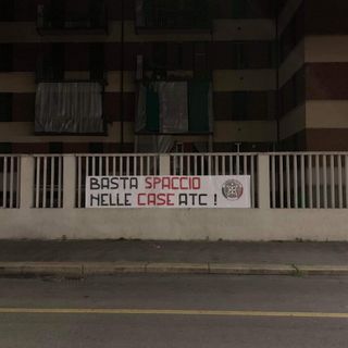 Striscione di CasaPound sulle case ATC di Borgo Vittoria assediate dai pusher