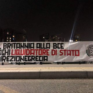 Lo striscione apparso in corso Principe Oddone, a Torino, contro Mario Draghi
