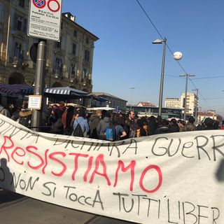 La temuta manifestazione degli anarchici sotto il Comune di Torino si risolve senza incidenti (VIDEO)