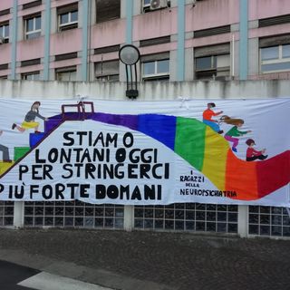 Coronavirus, striscione di speranza dei pazienti della Neuropsichiatria Infantile del Regina Margherita
