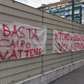 I tifosi contestano il Toro, striscioni al Filadelfia durante l'allenamento della squadra