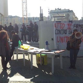 Gli studenti tornano &quot;a pranzo&quot; dal Burger  King: nuova protesta sotto Palazzo Nuovo
