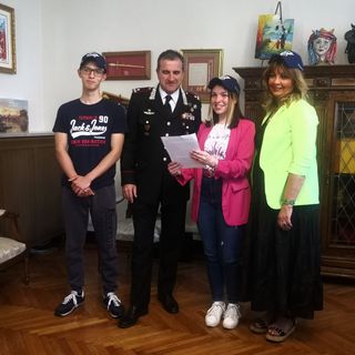 studenti con comandante carabinieri