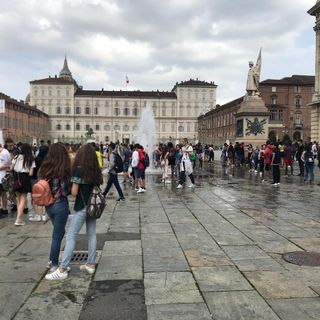 Ultimo giorno di scuola, la grande festa degli studenti torinesi nelle fontane di piazza Castello