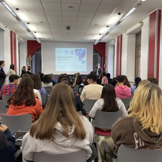 Ragazzi seduti in aula