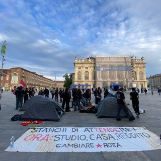 In tenda davanti alla Regione Piemonte, la protesta degli studenti: &quot;Troppi 350 euro per una stanza, servono residenze pubbliche&quot;