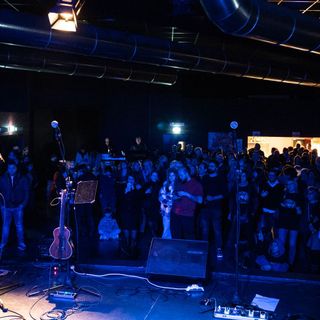 palco con pubblico