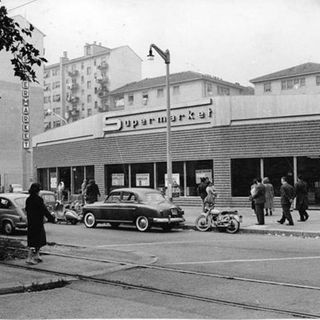 Supermercato Esselunga negli anni '50: la catena milanese fu la seconda a essere fondata, dopo la nascita della grande distribuzione a Torino