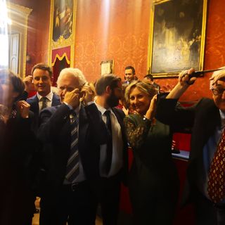 La Sala Rossa a fianco delle donne iraniane. E i consiglieri si tagliano i capelli