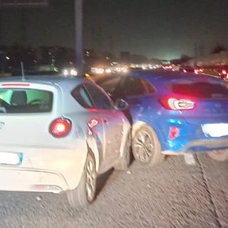 Incidente sulla tangenziale Nord: tre veicoli coinvolti, code tra corso Regina e Venaria