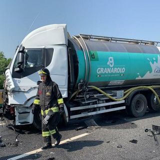 L'incidente sull'A4 (foto vigili del fuoco) L'incidente sull'A4 (foto vigili del fuoco)