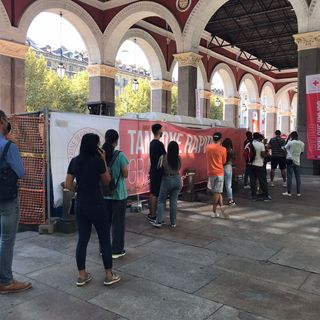 Fine vacanze? Corsa al tampone gratuito: a Torino tutti in fila allo hotspot della Croce Rossa [FOTO e VIDEO]