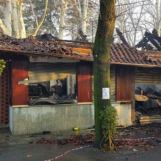 Parco della Pellerina, a fuoco la “Tana del lupo” Parco della Pellerina, a fuoco la “Tana del lupo”