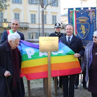 Ai giardini Cavour scoperta una targa in ricordo di Nanni Salio