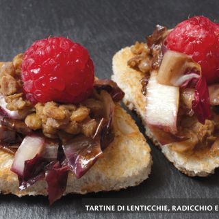 I mercoledì Veg di Ortofruit: oggi prepariamo le tartine di lenticchie, radicchio e lamponi