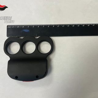 Festa dei coscritti a Montaldo Dora rovinata da alcuni ubriachi: fermato un giovane con un taser tirapugni