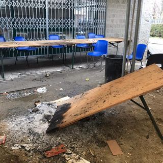 Tavoli bruciati, vetri delle auto infrante: notte di guerriglia al centro d'incontro Oltrestazione a Nichelino