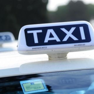 Una mozione chiede il servizio taxi in via Roma