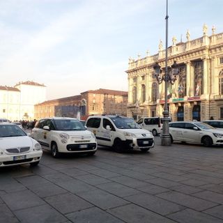Sciopero dei taxi, corteo in via Po a Torino: &quot;la licenza non si tocca&quot;