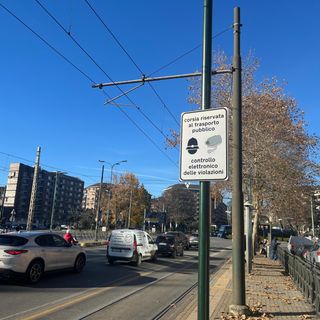 Corsie preferenziali bus a Torino, scendono le multe Corsie preferenziali bus a Torino, scendono le multe