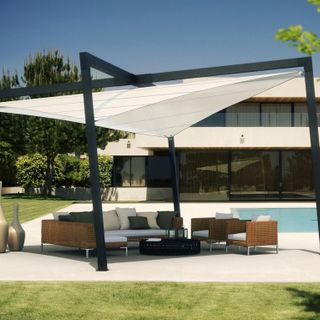 Tende a vela, la soluzione per fare ombra in giardino