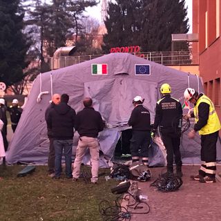Coronavirus, a Torino la protezione civile monta le tende da campo fuori dai pronto soccorso [FOTO e VIDEO]