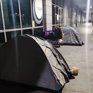 Coppie, clochard e nomadi dormono accampati in tenda sotto i portici del Cit Turin