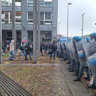 Studenti che manifestano al Politecnico
