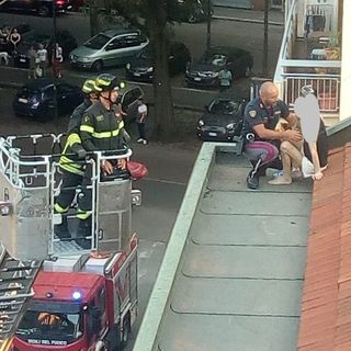 poliziotti e persona su un tetto