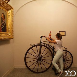 Esposizione di una trentina di esemplari di biciclette antiche presso le splendide cantine ottocentesche di Fontanafredda