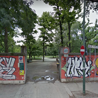 Il campetto di calcio del parco della Tesoriera a Torino trasformato in area cani “fai da te”