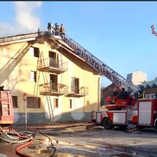 Tetto in fiamme a Bardonecchia, intervengono i vigili del fuoco
