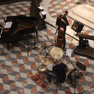 Domenica alla Cappella dei Mercanti un trio jazz per approdare su un'isola sicura