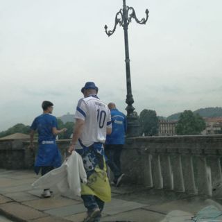 Stasera a Torino Italia-Bosnia, i tifosi ospiti colorano di giallo e blu la città