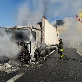 Un tir va a fuoco sulla Torino-Milano: chiuso un tratto dell'autostrada, lunghe code in direzione Torino